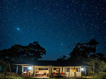 Lemala Mara Tented Camp: Gästezelt bei Nacht