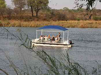 Ndhovu Safari Lodge: Ausflugsboot mit Sonnenschutz Ndhovu Safari Lodge: Ausflugsboot mit Sonnenschutz