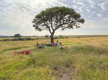 Olakira Camp: Frühstück in der Savanne Olakira Camp: Frühstück in der Savanne