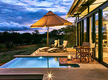 Otjimbondona Kalahari Lodge: Der Pool der Giraffe Villa