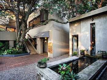 Teremok Marine Lodge and Spa: Im Innenhof Teremok Marine Lodge and Spa: Im Innenhof