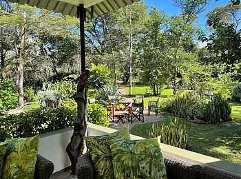 The Woodlands Camp: Blick von Lounge auf Feuerstelle