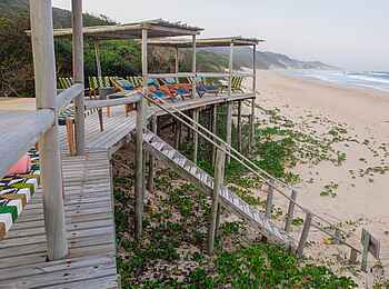 Thonga Beach Lodge: Stranddeck Thonga Beach Lodge: Stranddeck