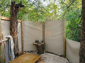 Tsowa Safari Island Lodge: Die Außendusche