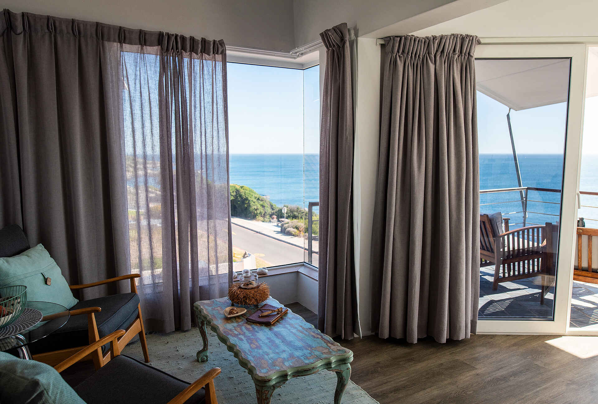 Whalesong Lodge: Sitzecke im Gästezimmer