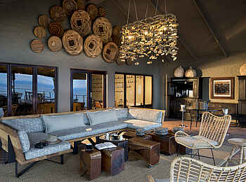 Bumi Hills Safari Lodge: Lounge mit Deko Bumi Hills Safari Lodge: Lounge mit Deko