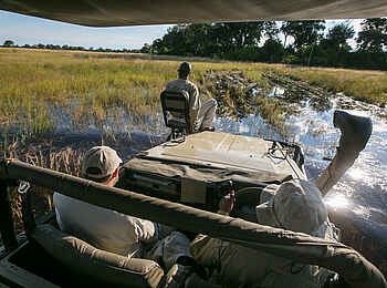 Bushman Plains Camp: Fahrt über Flood Plains Bushman Plains Camp: Fahrt über Flood Plains