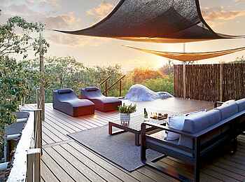 Madikwe Hills Private Game Lodge: Terrasse der Suite im Abendlicht