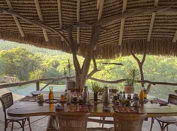 Sarara Tree: Esstisch im Speisesaal Sarara Tree: Esstisch im Speisesaal