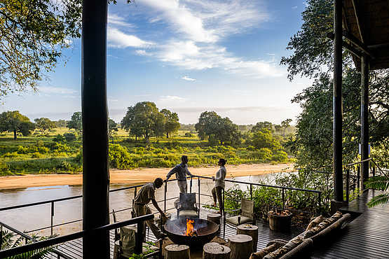 Singita Ebony Lodge: Lagerfeuer auf der Terrasse Singita Ebony Lodge: Lagerfeuer auf der Terrasse