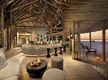 andBeyond Mnemba Island Lodge: Die Bar mit schönem Ambiente