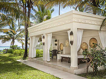 Baraza Resort & Spa Zanzibar: Überdachte Terrasse der Royal Beach Villa Baraza Resort & Spa Zanzibar: Überdachte Terrasse der Royal Beach Villa