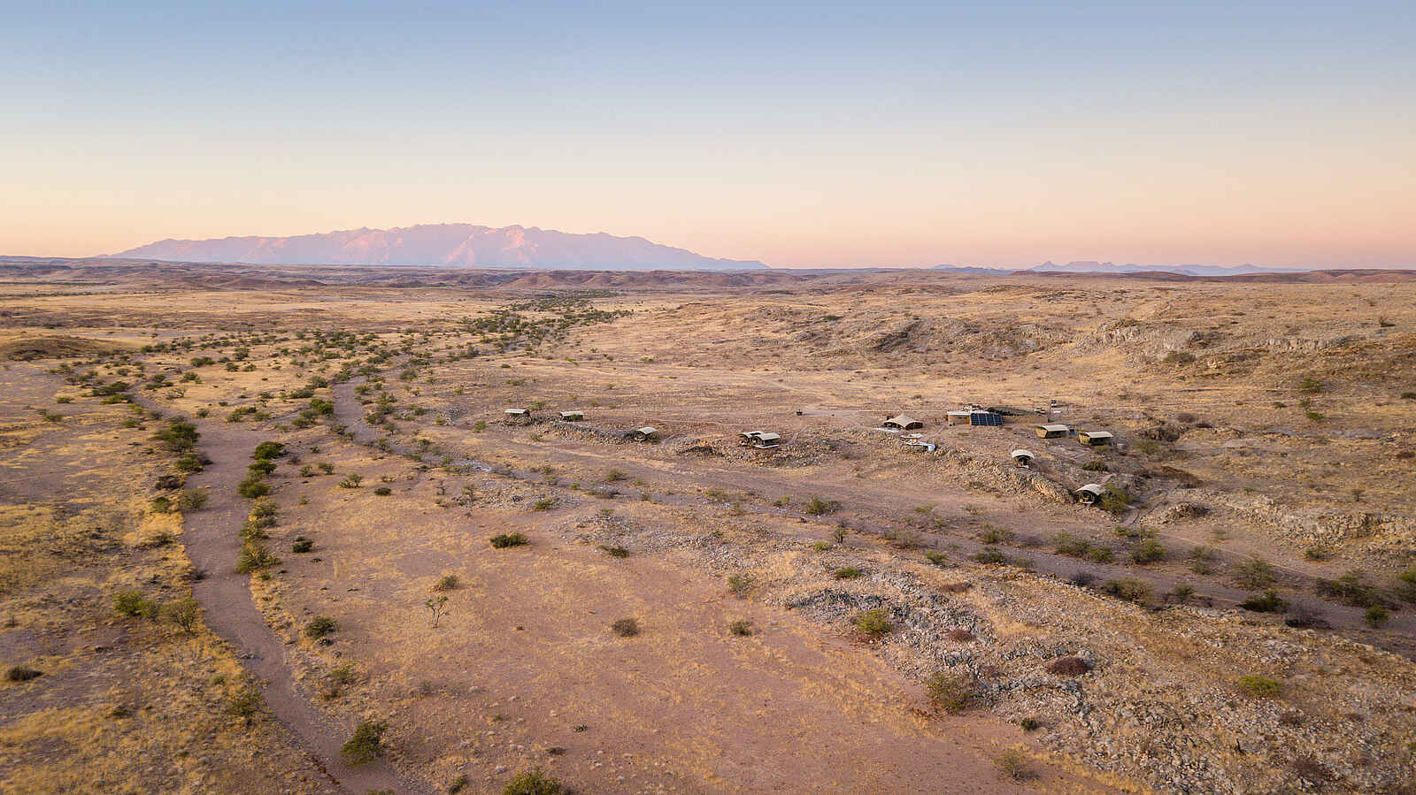 Camp Doros: Vogelperspektive auf das Camp Camp Doros: Vogelperspektive auf das Camp