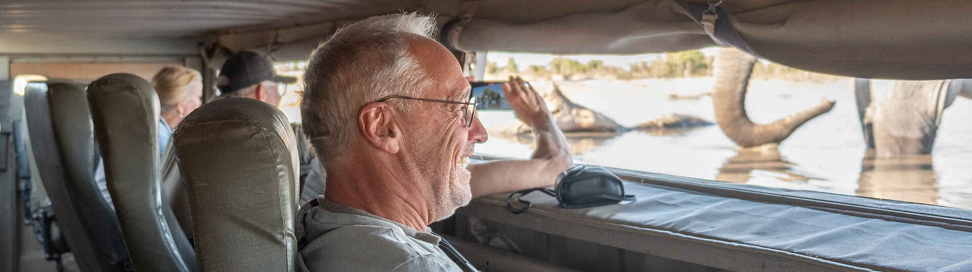 Elephant Pan Camp: Ungewöhnliche Perspektive im Beobachtungsstand Elephant Pan Camp: Ungewöhnliche Perspektive im Beobachtungsstand