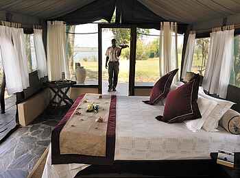 Kasaka River Lodge: Doppelbett im geöffneten Gästezelt Kasaka River Lodge: Doppelbett im geöffneten Gästezelt