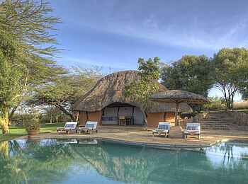 Kifaru House: Liegen am Pool Kifaru House: Liegen am Pool