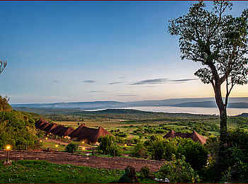 Lake Nakuru Sopa Lodge: Lodge und See Lake Nakuru Sopa Lodge: Lodge und See