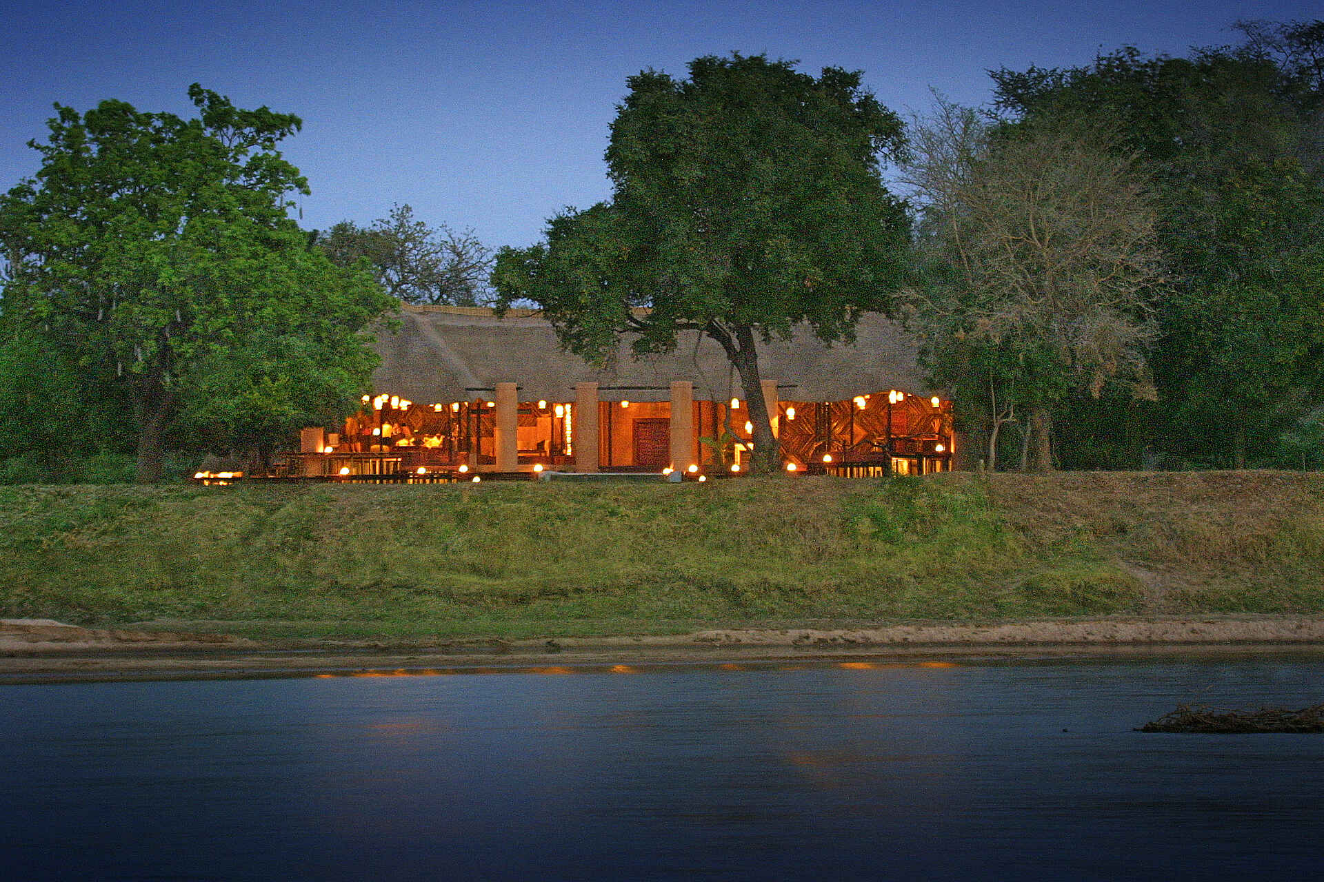 Luangwa River Camp: Blick aufs Camp vom Fluss