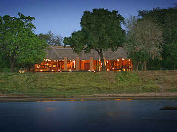 Luangwa River Camp: Blick aufs Camp vom Fluss Luangwa River Camp: Blick aufs Camp vom Fluss