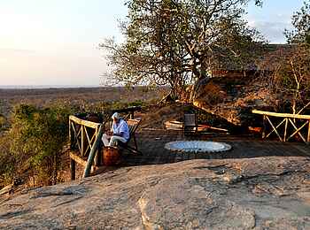 Maweninga Camp: Vogeltränke auf den Felsen