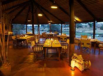 Ruaha River Lodge: Im Riverside Restaurant Ruaha River Lodge: Im Riverside Restaurant