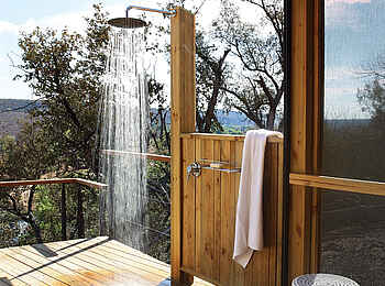 The Outpost: Outdoordusche in Pel's Post