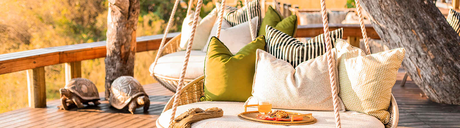 Tuludi Camp: Schaukel-Sitzinseln in der Lounge Tuludi Camp: Schaukel-Sitzinseln in der Lounge