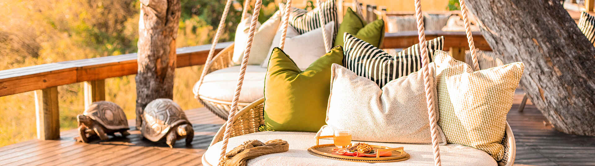 Schaukel-Sitzinseln in der Lounge des Tuludi Camps