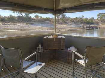 Meno A Kwena: Blick aus dem Hide Meno A Kwena: Blick aus dem Hide