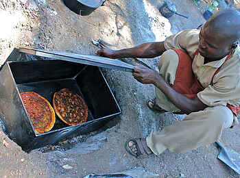 Chilo Mahove Tented Camp: Quicke aus dem Erdofen Chilo Mahove Tented Camp: Quicke aus dem Erdofen