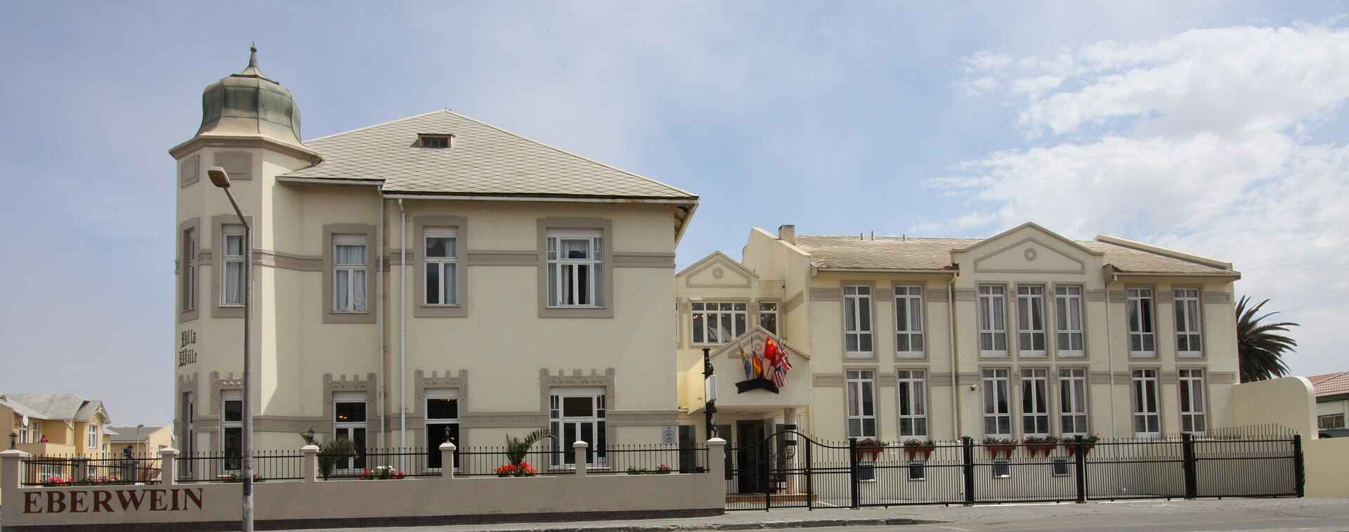 Afrikarma, Afrikarma Safaris, Afrikarma Safaris.Wildnis.Hautnah, Afrikarma.de, Hotel Eberwein, Fenster, Hotel, Tür, Zaun, Fenster, Hotel, Tür, Zaun