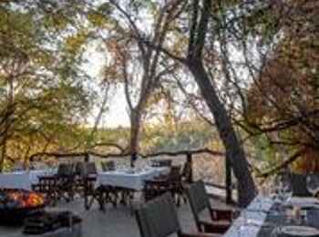 Jock Safari Lodge – Main Lodge: Essbereich im Freien