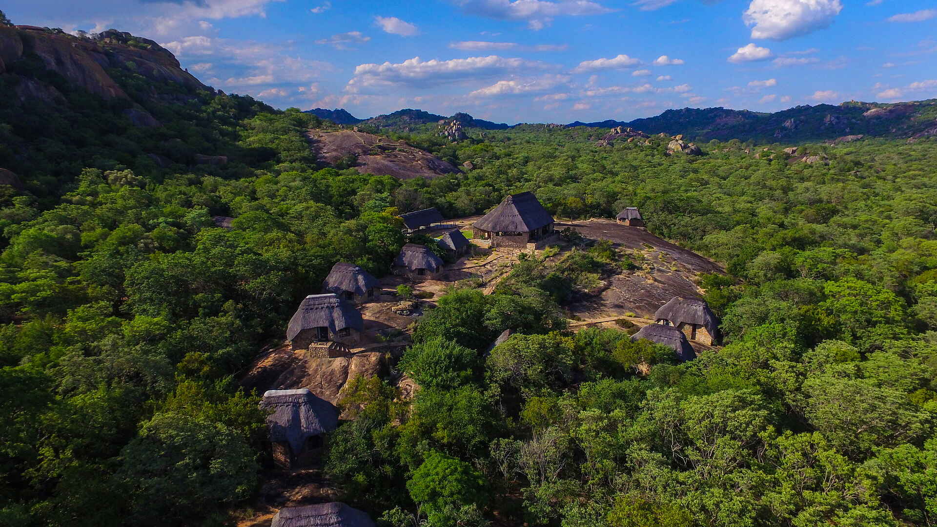 Cecil Rhodes Grab, Matobo Hills Lodge, Matobo Hills National Park, Gästechalet, Gesamtansicht, Hauptgebäude, Landschaft, Luftbild, Afrikarma, Afrikarma Safaris, Afrikarma Safaris. Wildnis. Hautnah., Afrikarma.de