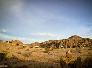 Ozondjou Trails: Die Zelte des Camps aus der Entfernung