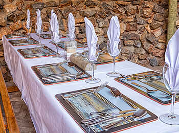 Taleni Etosha Village: Gedeckt für das Abendessen Taleni Etosha Village: Gedeckt für das Abendessen