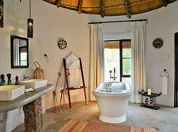 Wildtrack Safaris Eco Lodge: Gästebad mit Doppelwaschtisch Wildtrack Safaris Eco Lodge: Gästebad mit Doppelwaschtisch