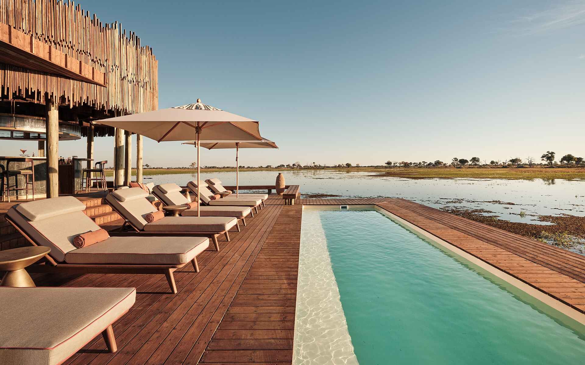 Baines Lodge: Der Pool mit Blick auf das Delta
