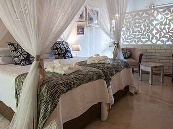 Bayete Guest Lodge: Doppelbett und Sitzecke