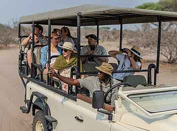 Boteto River Camp: Ein offenes Pirschfahrzeug