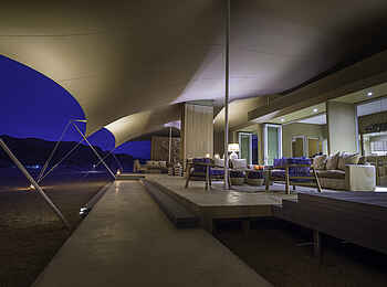 Hoanib Skeleton Coast Camp: Hauptgebäude am Abend Hoanib Skeleton Coast Camp: Hauptgebäude am Abend