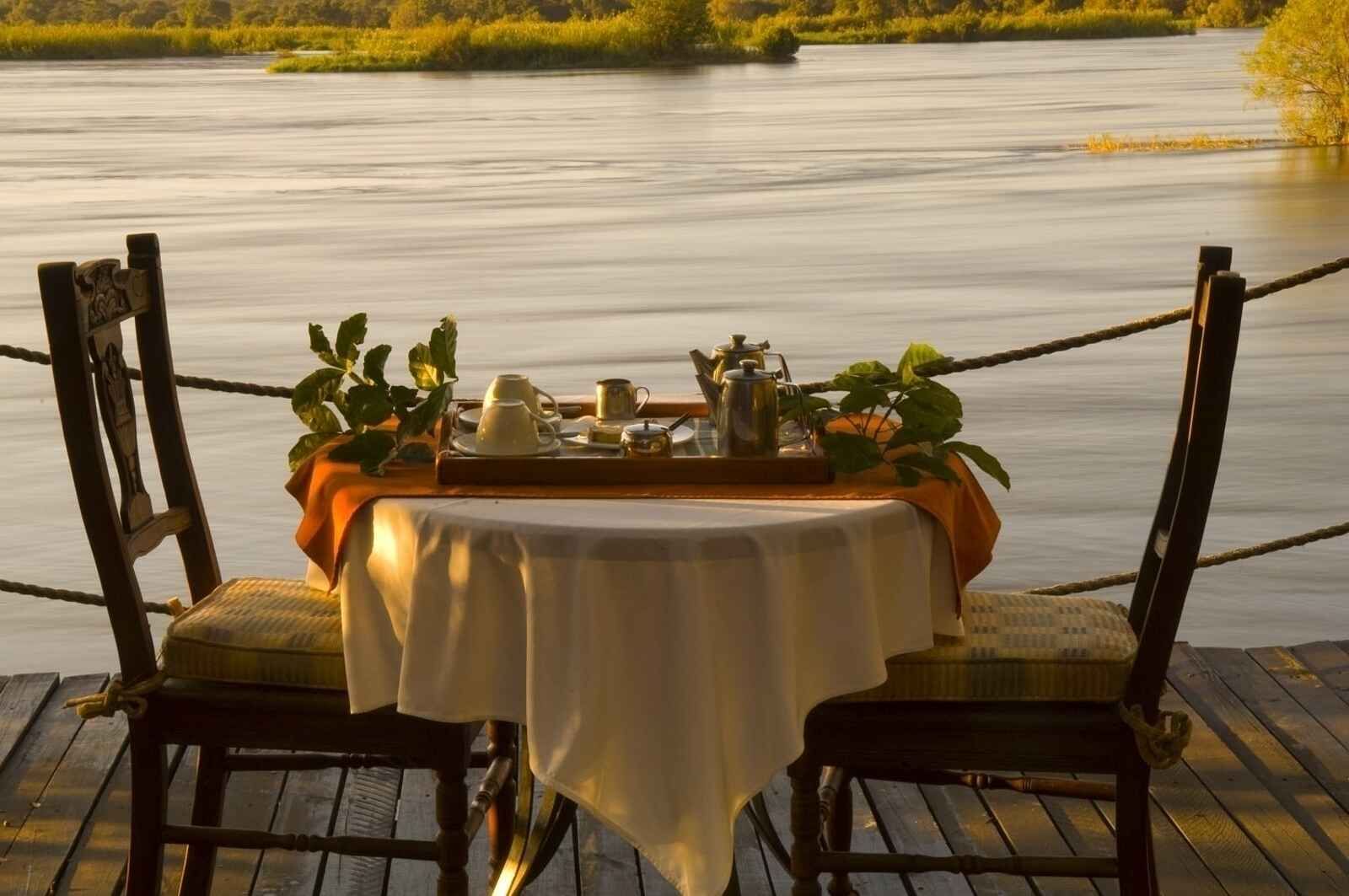 Islands of Siankaba: Abendessen am Strom Islands of Siankaba: Abendessen am Strom