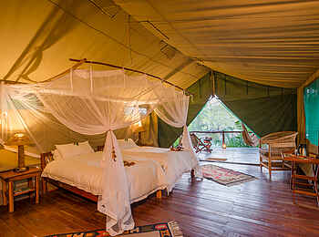 KaingU Safari Lodge: Blick durch ein Gästezelt nach draußen