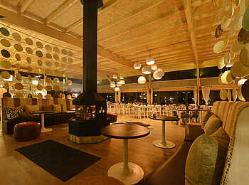 Kalahari Anib Lodge: Zentrale Feuerstelle