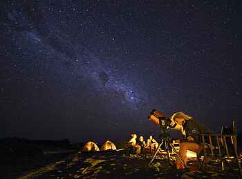 Kichaka Expeditions: Sternenbeobachtung durch das Teleskop