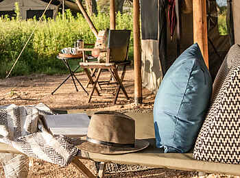 Legendary Nyasi Tented Camp: Veranda des Gästezelts