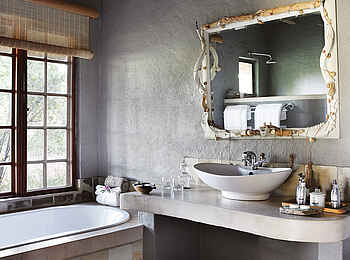 Motswari Game Lodge: Badewanne und Waschtisch