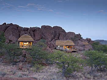 Mowani Mountain Camp: Gästechalets unter Felsen