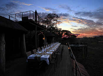 Nkasa Lupala Tented Lodge: Dinner auf dem Hauptdeck Nkasa Lupala Tented Lodge: Dinner auf dem Hauptdeck