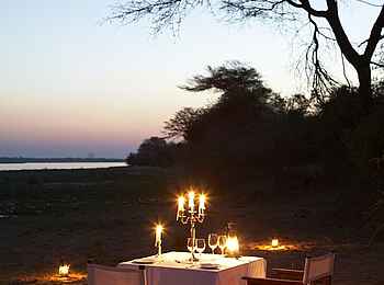 Royal Zambezi Lodge: Dinner auf einer Insel im Sambesi