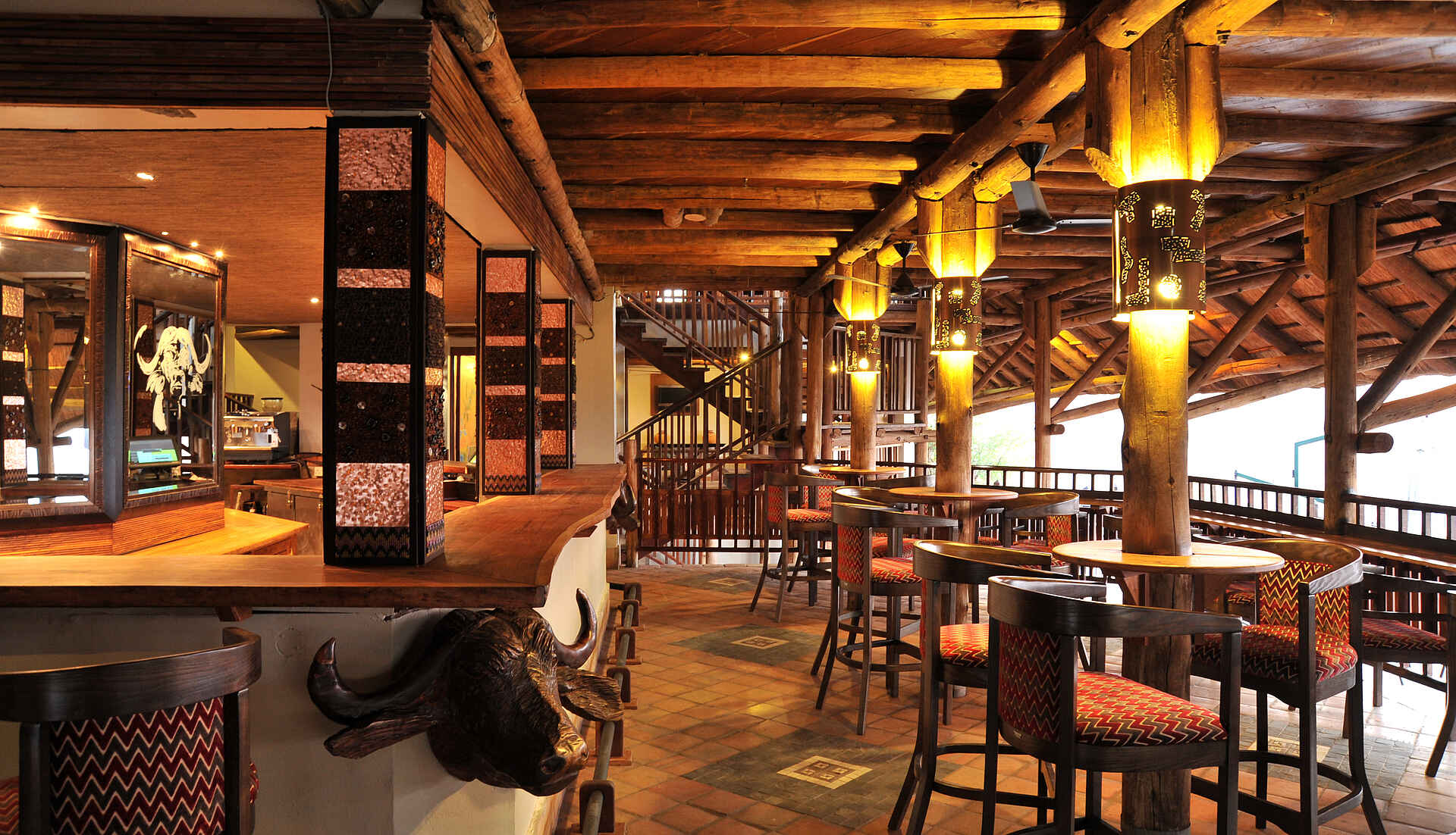 Hochebene, Luxus, Luxusresort, Plateau, Sambesi Nationalpark, Simbabwe, Victoria Falls, Victoria Falls Safari Lodge, Wasserfälle, Wasserloch, Waterhole, Zambezi National Park, Zimbabwe, Sambesi, Zambezi River, Bar, Drinks, Entspannung, Erholung, afrikarma, afrikarma.de, Africa Albida Tourism Collection, Afrikarma Safaris - Wildnis. Hautnah.